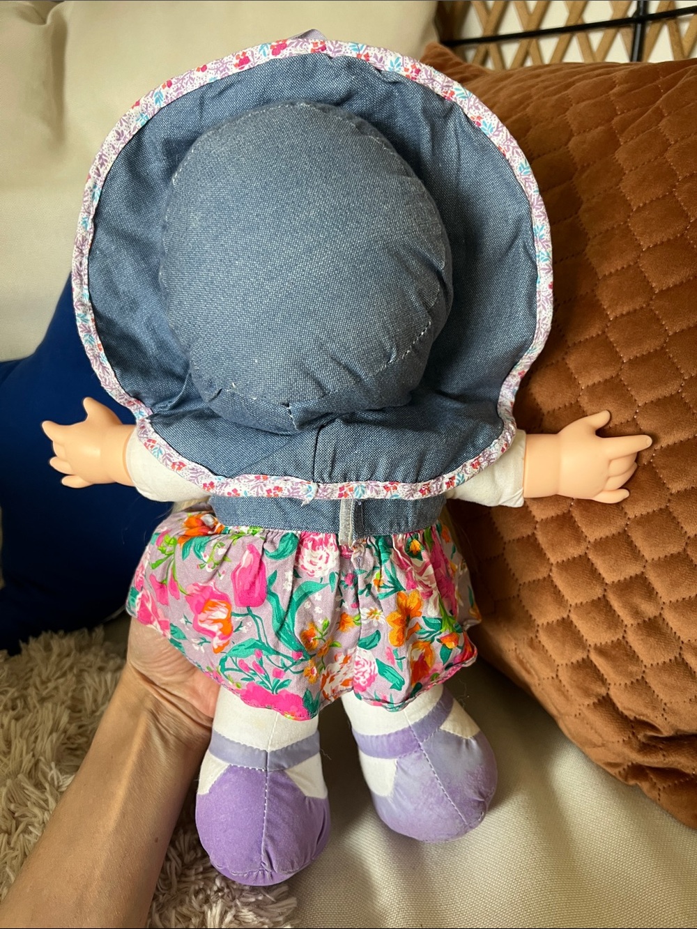 VINTAGE 1990s DSI Toys Baby Pick Me Up doll TALKS & GIGGLES!! denim & floral - Picture 6 of 17